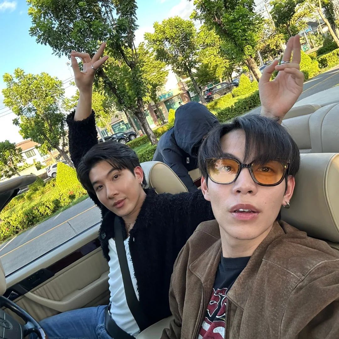 siqueirinhabl's tweet photo. 📢 Liberadas novas imagens dos atores #FirstKao em #OnlyFriendsTheSeries,como Sab e Ray.

Segue a história de de jovens que são super amigos, mais acabam se metendo em brigas, sexo e muita confusão.

#OnlyFriendsQ19 https://t.co/Gm7L8WBCZ4