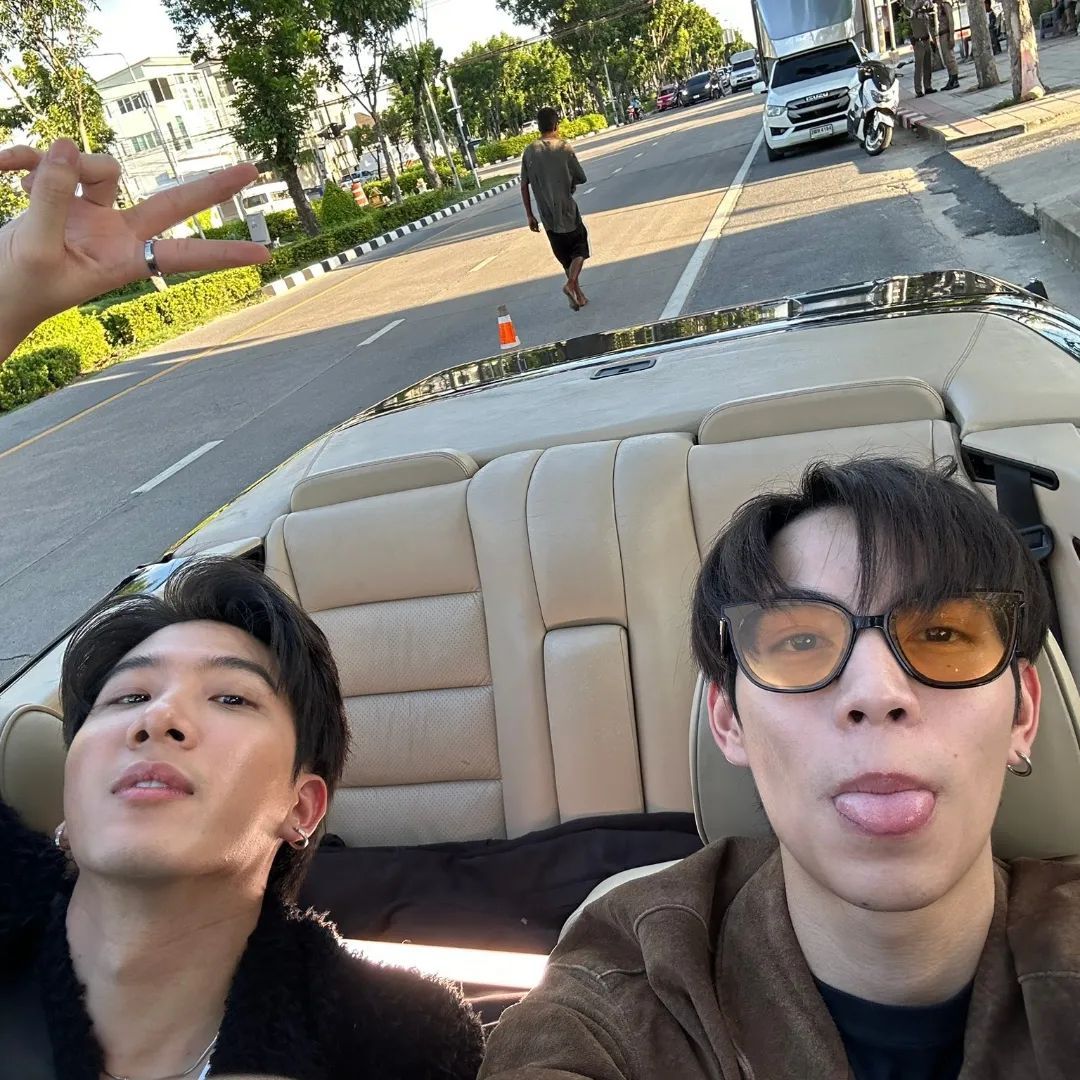 siqueirinhabl's tweet photo. 📢 Liberadas novas imagens dos atores #FirstKao em #OnlyFriendsTheSeries,como Sab e Ray.

Segue a história de de jovens que são super amigos, mais acabam se metendo em brigas, sexo e muita confusão.

#OnlyFriendsQ19 https://t.co/Gm7L8WBCZ4