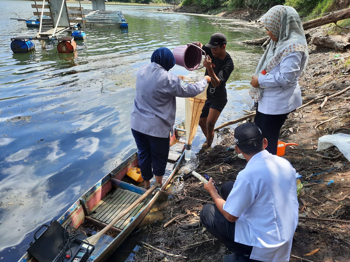 SFVSeiDua's tweet photo. Rabu (26/07/2023)
Pengambilan sampel kualitas air budidaya oleh BPBAT Mandiangin di Lokasi SFV Sungai Dua Tanah Bumbu
@kkpgoid
@bppsdm_kp
@in_radiarta
@puslatluhkp
@bppsdm_bp3bwi
@KabTanahBumbu
#kkpthrive 
#SDMKP
#SDMUnggul
#EkonomiBiru
#PelatihanKP
#SFV_SungaiDua_TanahBumbu https://t.co/kSm1FJksmv