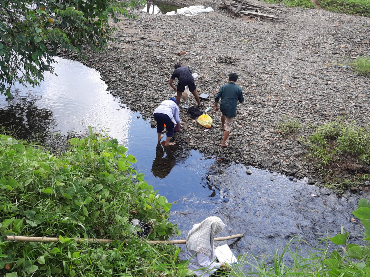 SFVSeiDua's tweet photo. Rabu (26/07/2023)
Pengambilan sampel kualitas air budidaya oleh BPBAT Mandiangin di Lokasi SFV Sungai Dua Tanah Bumbu
@kkpgoid
@bppsdm_kp
@in_radiarta
@puslatluhkp
@bppsdm_bp3bwi
@KabTanahBumbu
#kkpthrive 
#SDMKP
#SDMUnggul
#EkonomiBiru
#PelatihanKP
#SFV_SungaiDua_TanahBumbu https://t.co/kSm1FJksmv