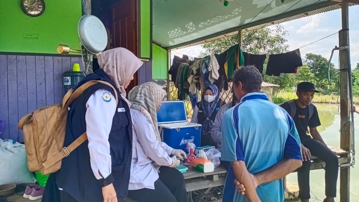 SFVSeiDua's tweet photo. Rabu (26/07/2023)
Pendampingan identifikasi penyakit ikan Patin oleh BPBAT Mandiangin di Lokasi SFV Sungai Dua Tanah Bumbu
@kkpgoid
@bppsdm_kp
@in_radiarta
@puslatluhkp
@bppsdm_bp3bwi
@KabTanahBumbu
#kkpthrive 
#SDMKP
#SDMUnggul
#EkonomiBiru
#PelatihanKP
#SFV_SungaiDua_TanahBumbu https://t.co/YZaeBPJbxg