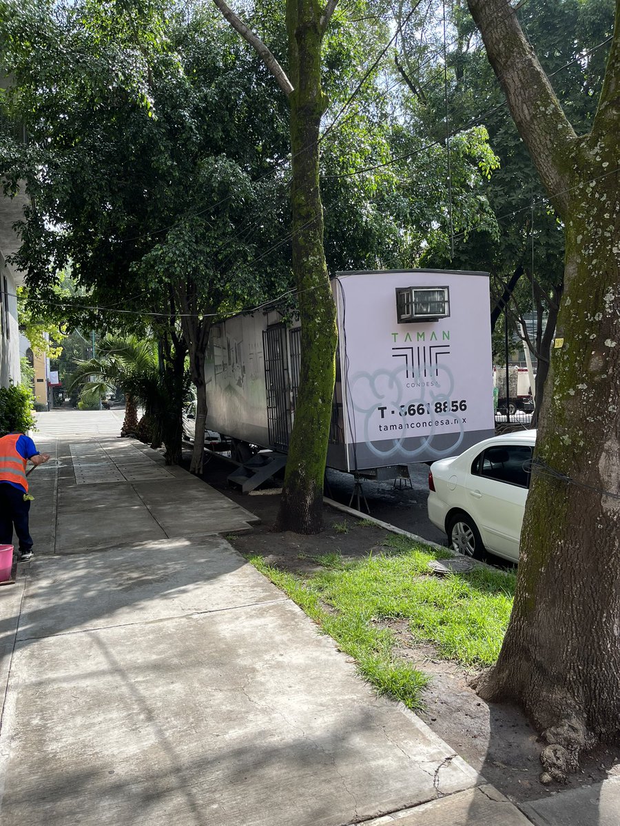 morett91's tweet photo. Remolque de una inmobiliaria que tiene parado más de 4 años ahí. Al principio vendían ahí los deptos pero ahora ya no lo usan y solo quita lugares de estacionamiento. #taman #condesa 
Av. Mazatlán con esq. Alfonso Reyes. @AlcCuauhtemocMx @SandraCuevas_ https://t.co/KOOblNJERt