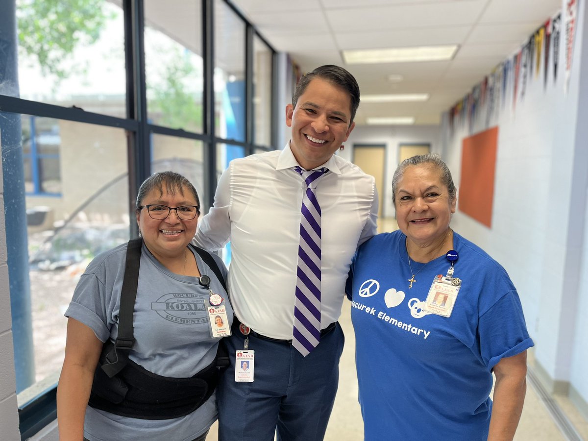 So great to see our amazing custodial team members at @KocurekES earlier today. Everyone is working hard to welcome back our amazing students! #StrongSchools; StrongerAustin