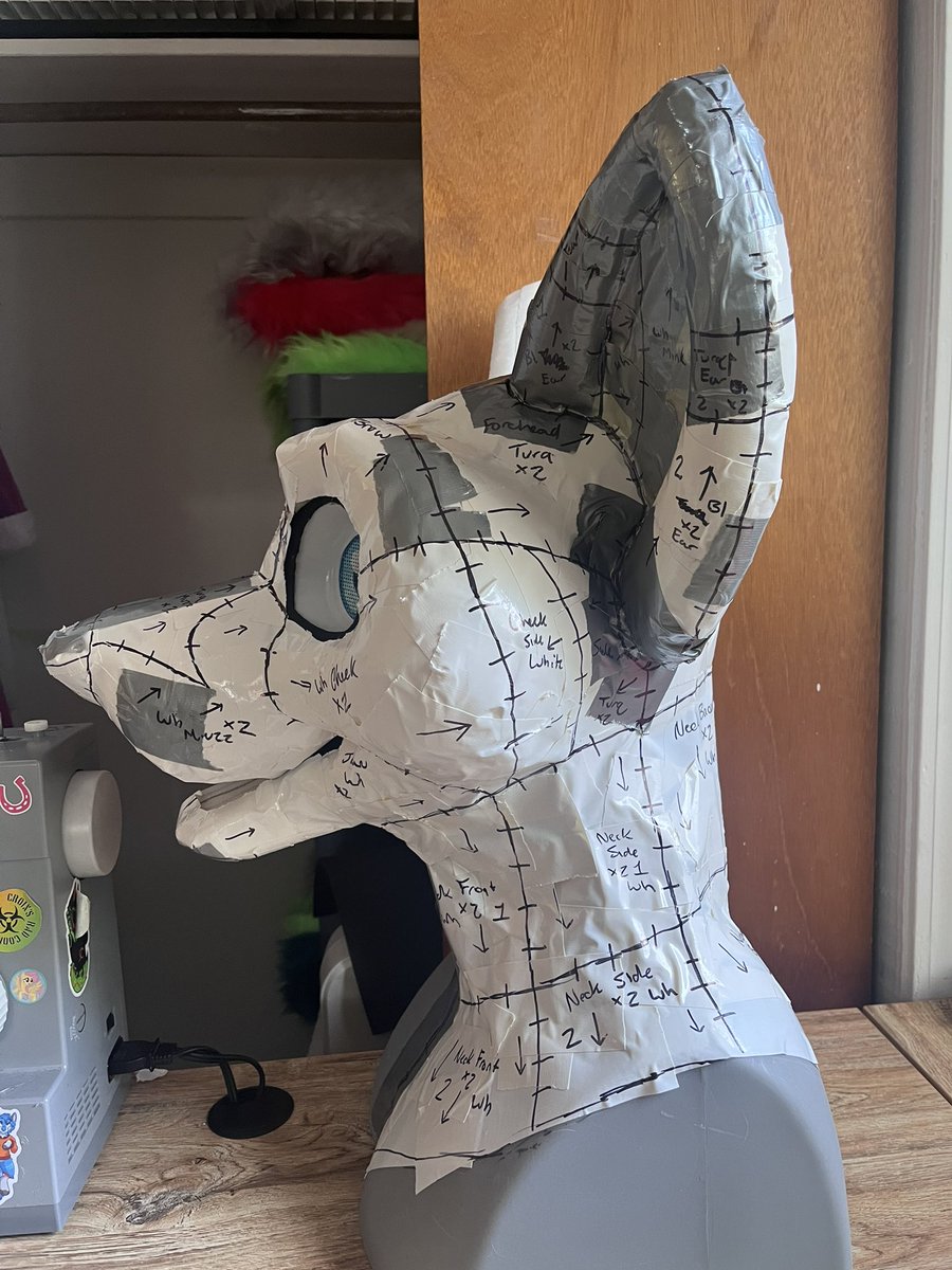 Brince the Husky is all taped up and ready to fur! Really love the shapes on this one <3 🧵 🪡