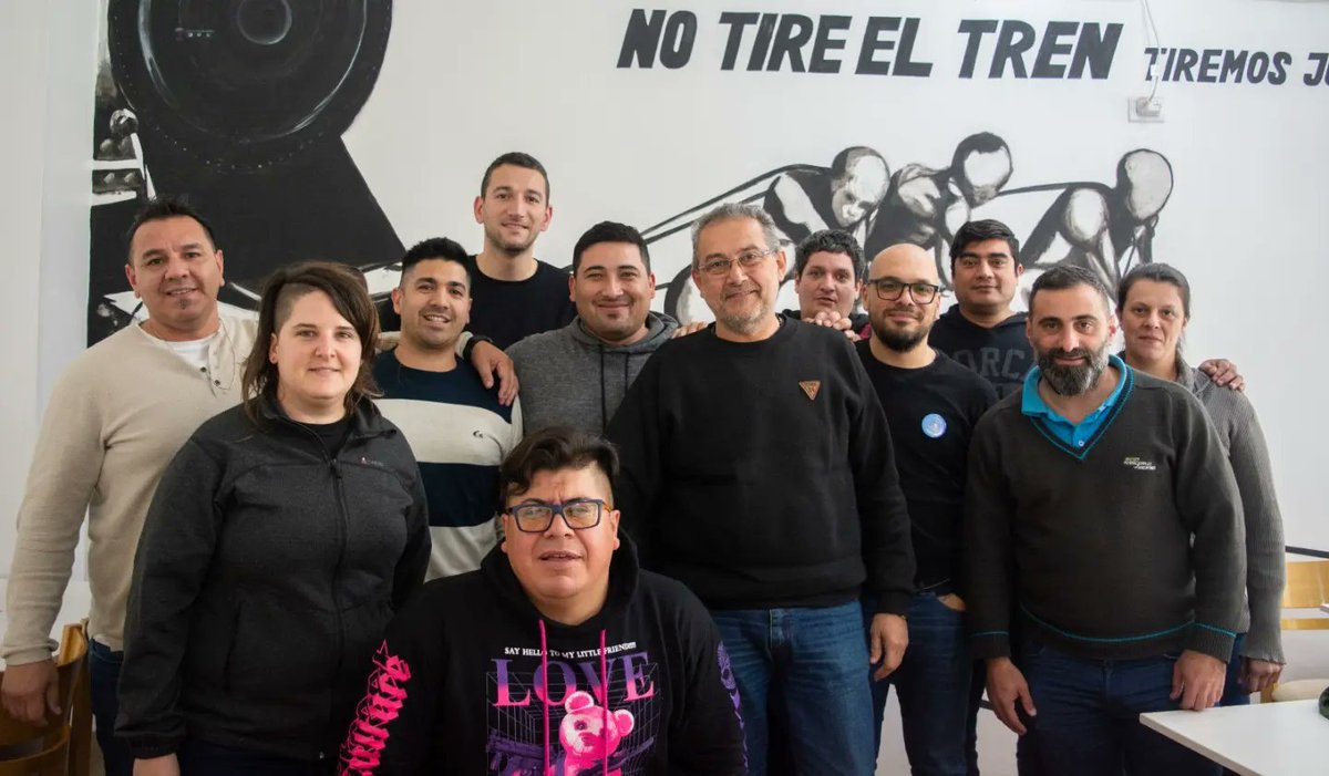 JApdfa's tweet photo. #SedeCentral 📌

Con la presencia de nuestro Secretario General @ApdfaAdrian  y compañeros/as en representación de 10 Seccionales Ferroviarias y Portuarias de todo el #Pais, mantuvimos una reunión presencial/virtual...(sigue)

#SecretariaDeJuventud 
#AdrianSilvaConduccion https://t.co/ZFnt5lgMlG