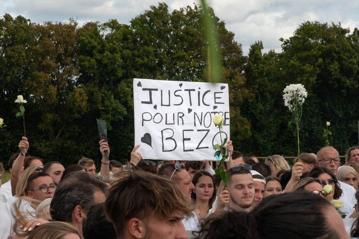 herqles_es's tweet photo. 🇫🇷 | Imágenes de la marcha blanca organizada en Francia por Enzo, el joven de 15 años, apuñalado y asesinado por un grupo de inmigrantes en La Haye-Malherbe. 

Sin cobertura mediática, sin periodistas, sin publicaciones virales, porque la vida de un francés no vale lo mismo que la de un argelino para ellos. La muerte de Enzo ha sido silenciada en nombre del estado multicultural.