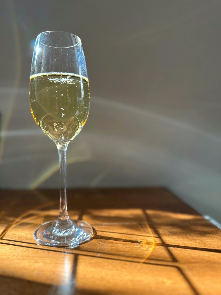 ObladeeWineBar's tweet photo. Nothing says summer in the maritimes like fresh oysters &amp; NS bubbly! ☀️ 

New HAPPY HOUR DEAL 👉🏼 Glass of Bubbly &amp; Oysters (3) for $20! 🥂 Tues-Sun 4-6pm ✨

🍾 Now pouring : Luckett Traditional Method NV 

🦪 Now shucking : La Maison BeauSoleil Oysters https://t.co/aIoWRcfi43