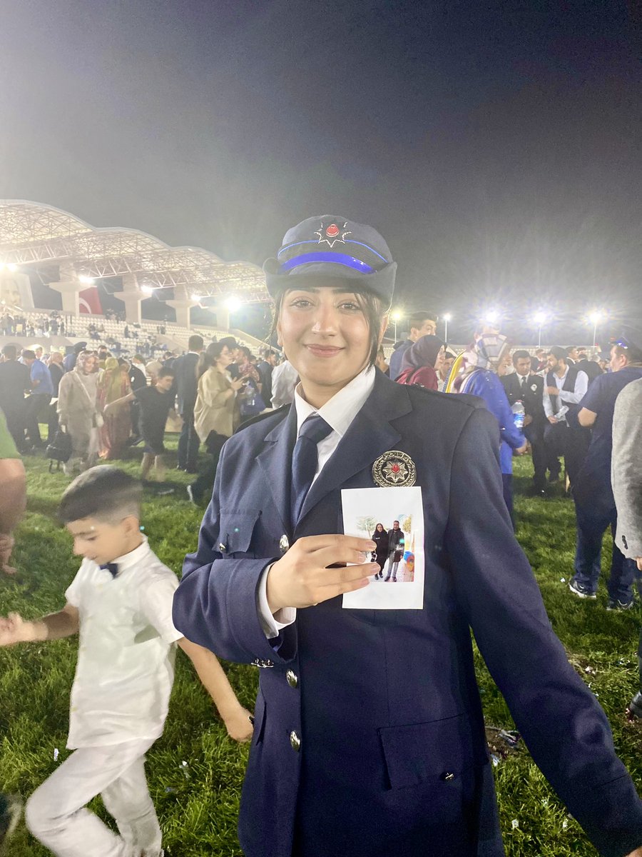 Babamla birlikte hep polis olmamın hayalini kuruyorduk mezuniyetime 15 gün kala aniden babamı kaybettim Hiçbir güzel anımı bu dünyada göremedin ama eminimin oradan görüyorsun. Bugün hiç ağlamadan dik durdum beni gördüğün için.. Gurur kaynağın bugün mezun oldu babam…