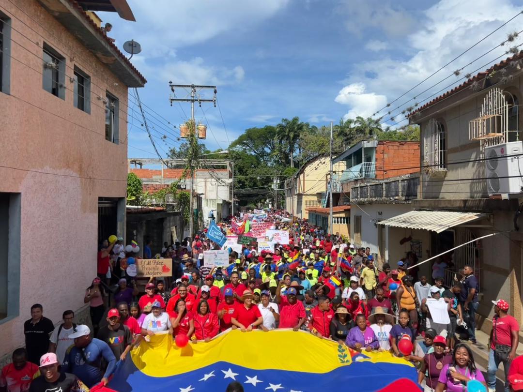 ¡Gigante pueblo de Río Chico de Barlovento, estado Miranda! Tierra cálida de gente noble y revolucionaria, gracias por estas muestras de afecto y respaldo. Su movilización exhibe la capacidad que tenemos para responder a los llamados que nos hace la Patria, en defensa del futuro.…