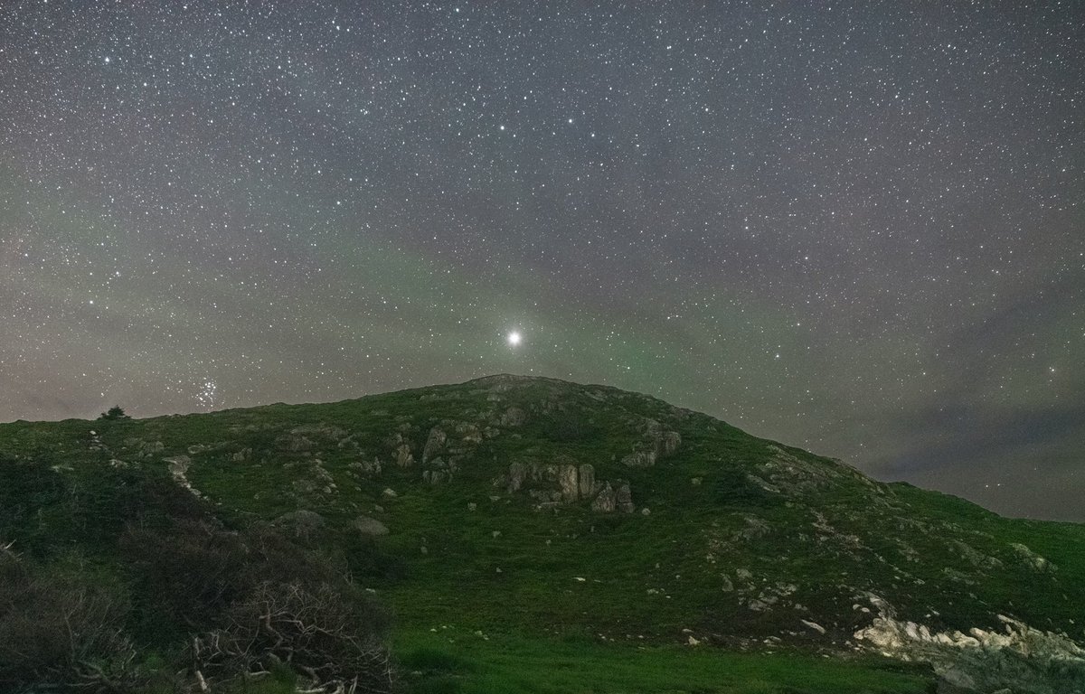 One of Mrs. mb2law’s pics from Gooseberry Cove last night. The bright light is Jupiter and the cluster to the left is the #SevenSisters or Pleiades 🌌✨#Unamaki #Astrophotography