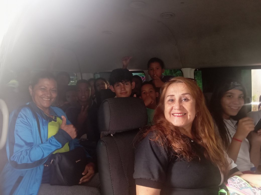 NEDVISDANEYRA20's tweet photo. Las delegaciones ya en el Teatro Bolívar listos para el ensayo con mucha emoción para dar inicio el día de mañana a la gala del IV Festival Nacional de Teatro Estudiantil Cesar Rengifo 🎭 https://t.co/nGlsHnmHvG
