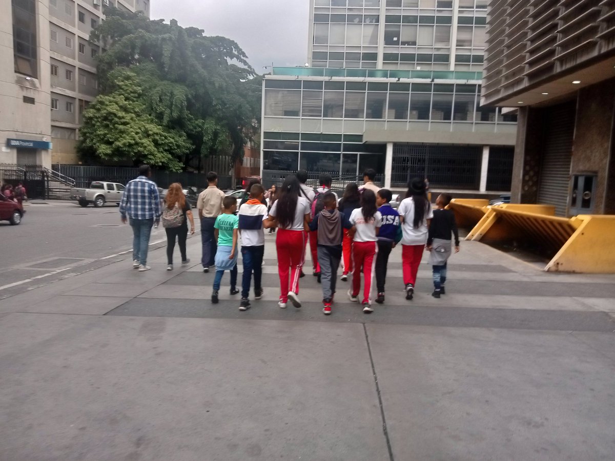 NEDVISDANEYRA20's tweet photo. Las delegaciones ya en el Teatro Bolívar listos para el ensayo con mucha emoción para dar inicio el día de mañana a la gala del IV Festival Nacional de Teatro Estudiantil Cesar Rengifo 🎭 https://t.co/nGlsHnmHvG