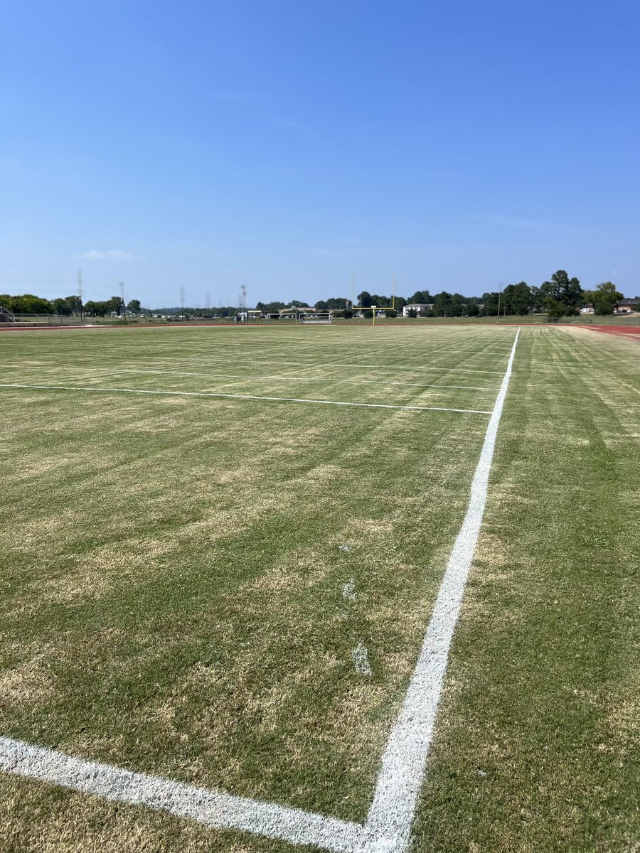 Tyler_Hassell's tweet photo. Green grass and white lines! Football Season will be here soon! #yeahchief https://t.co/yzqn8NUMfM
