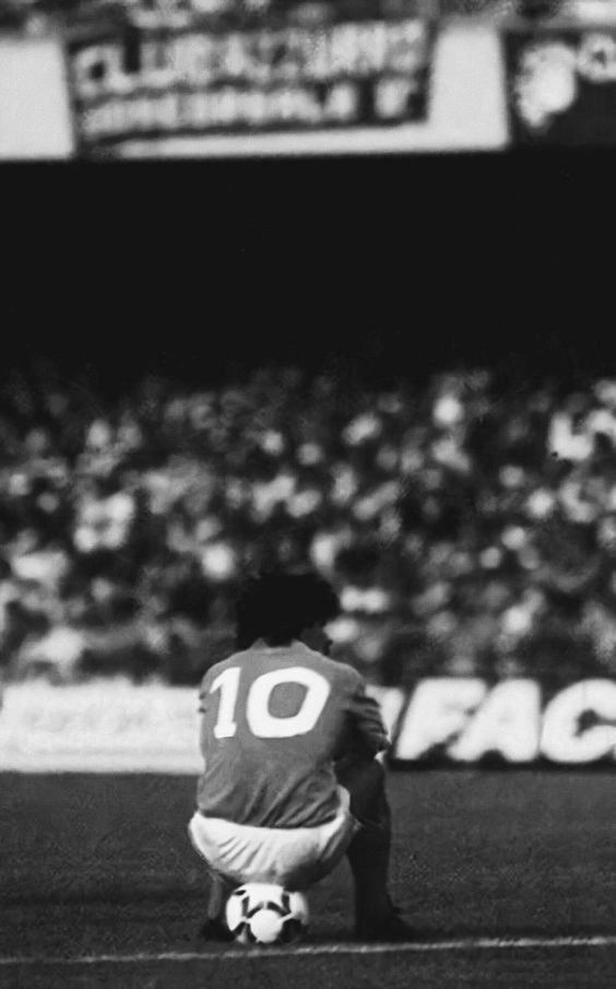 Pelusa10Eterno's tweet photo. El 10 del @sscnapoli, esperando como en el potrero de Fiorito.

#DiegoEterno https://t.co/hOO2Artisz