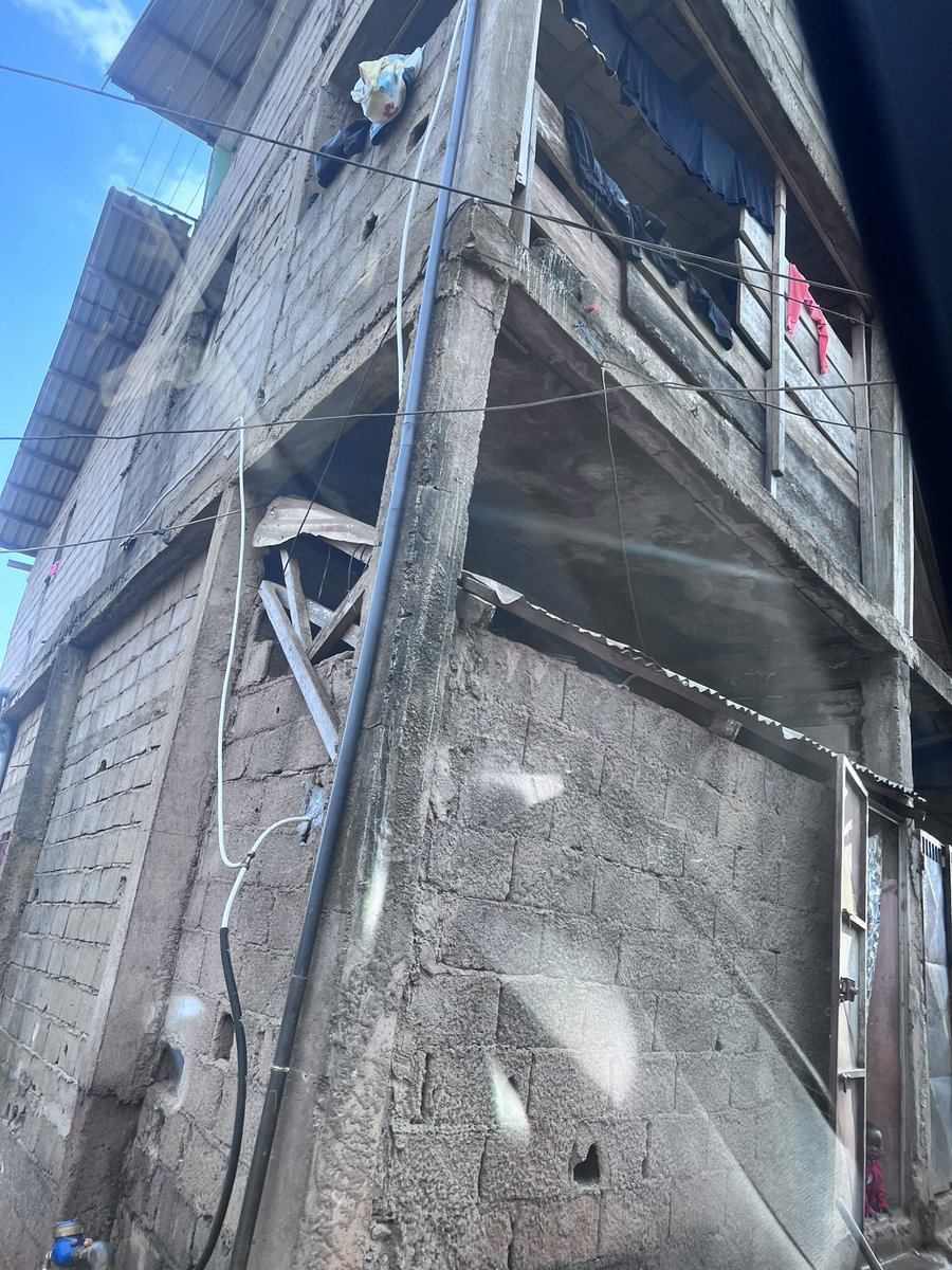 mira_nts's tweet photo. Je vous présente l’immeuble à problème que mon père a dénoncé à la
Mairie depuis plusieurs années. La mairie n’a pas bougé d’un pouce. Regardez vous-même le fer utilisé sur la première photo. https://t.co/pwmQCyzJOw