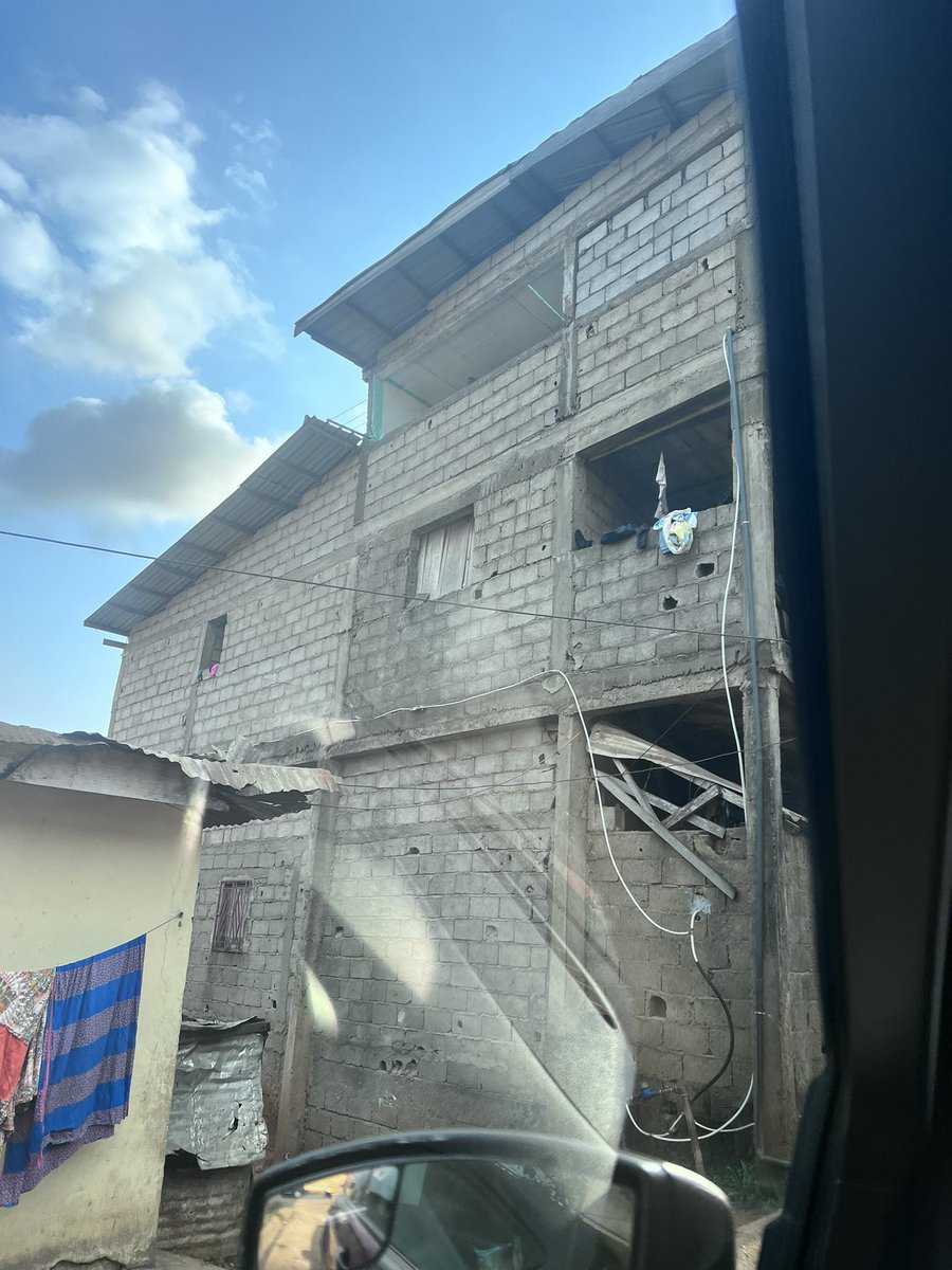 mira_nts's tweet photo. Je vous présente l’immeuble à problème que mon père a dénoncé à la
Mairie depuis plusieurs années. La mairie n’a pas bougé d’un pouce. Regardez vous-même le fer utilisé sur la première photo. https://t.co/pwmQCyzJOw