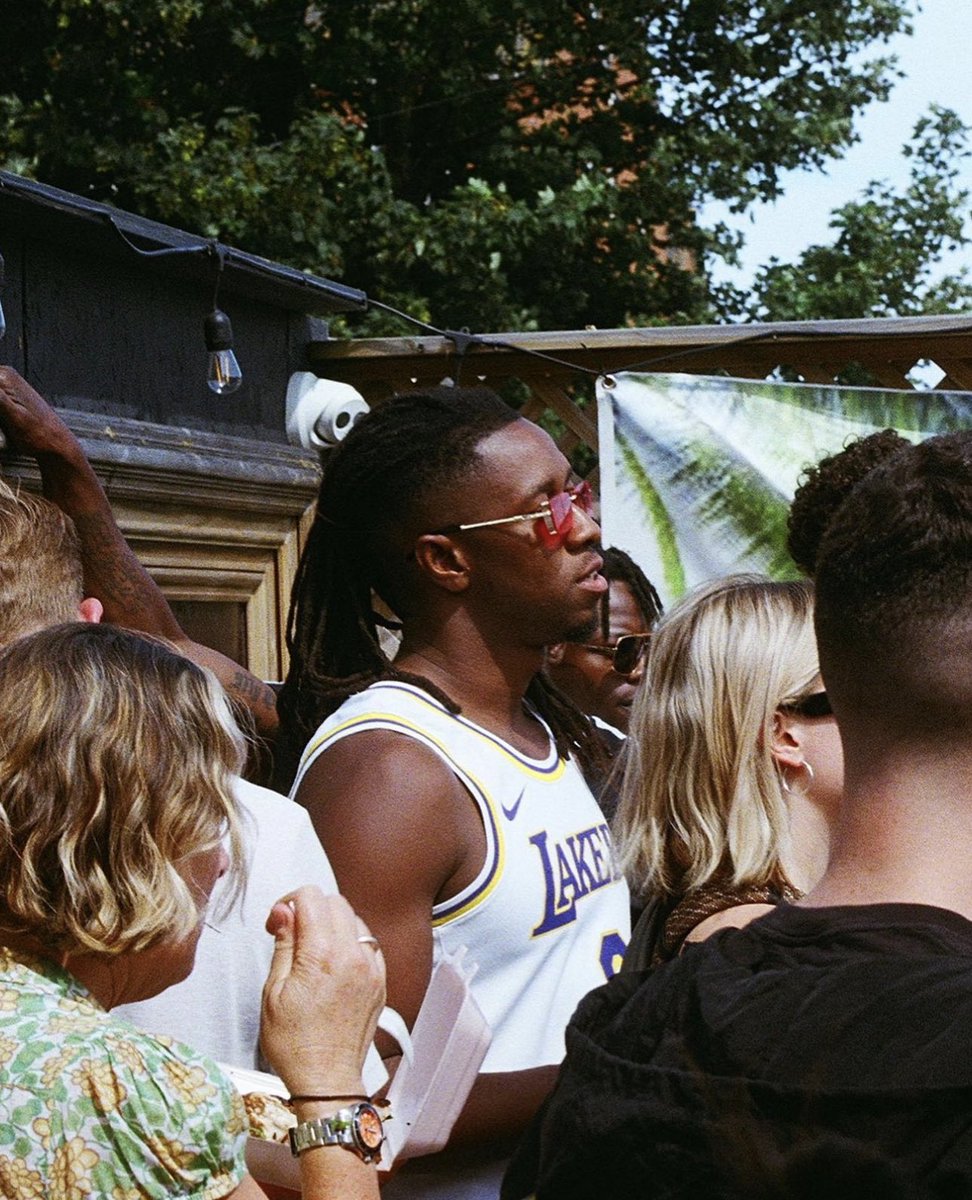 Royal 2000 tweet media