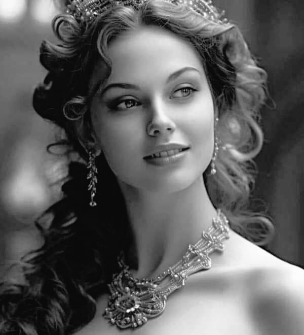 "مُتواضعة بِلا ضعف، وقوية بِلا غرور."