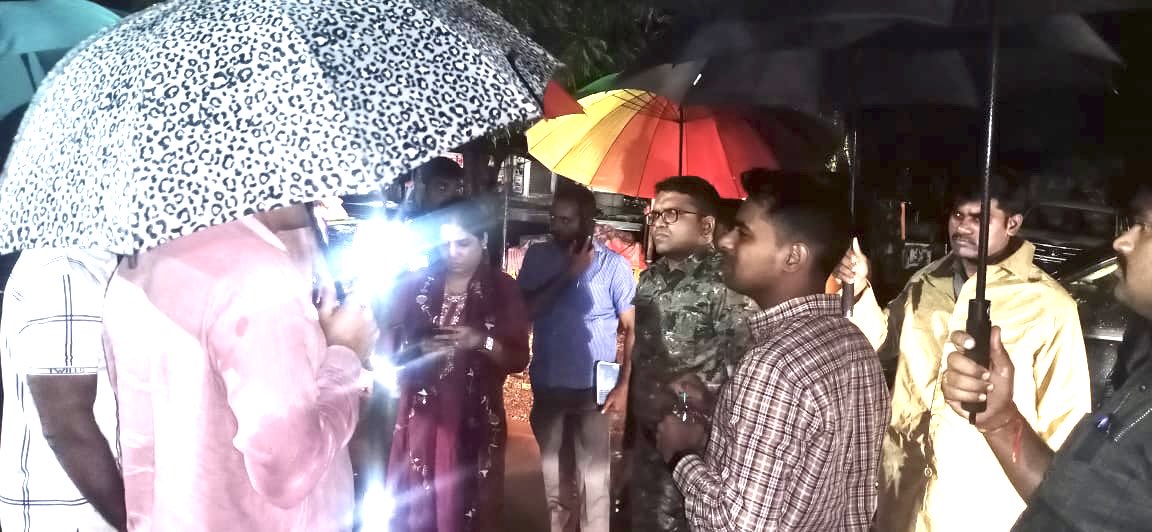 SP KOTHAGUDEM (@spkothagudem) on Twitter photo ఏడూళ్ళ బయ్యారం నుండి కరకగూడెం వెళ్లే రహదారిలో వాగులు పొంగుతుండటంతో ప్రజల రాకపోకలకు అంతరాయం ఏర్పడింది.పరిస్థితిని బట్టి ప్రజలను సురక్షిత ప్రాంతాలకు తరలించాలని <a href="/SpKothagudem/">SP KOTHAGUDEM</a> <a href="/Collector_BDD/">Collector Bhadradri Kothagudem</a> <a href="/anudeepd7/">Anudeep Durishetty</a> అధికారులకు సూచించారు.<a href="/TelanganaDGP/">DGP TELANGANA POLICE</a> ఏడూళ్ళ బయ్యారం నుండి కరకగూడెం వెళ్లే రహదారిలో వాగులు పొంగుతుండటంతో ప్రజల రాకపోకలకు అంతరాయం ఏర్పడింది.పరిస్థితిని బట్టి ప్రజలను సురక్షిత ప్రాంతాలకు తరలించాలని <a href="/SpKothagudem/">SP KOTHAGUDEM</a> <a href="/Collector_BDD/">Collector Bhadradri Kothagudem</a> <a href="/anudeepd7/">Anudeep Durishetty</a> అధికారులకు సూచించారు.<a href="/TelanganaDGP/">DGP TELANGANA POLICE</a>