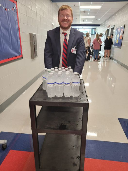 smith_marye's tweet photo. Today was open house in Lamar County. Our principal,  Mr. Jake Harris (former GHS Admin), took the time to serve teachers! Already he is modeling what a leader does - model what is expected! We are blessed to have a leader with such humility and integrity! Thank you, Mr. Harris! https://t.co/KtIY111uHa
