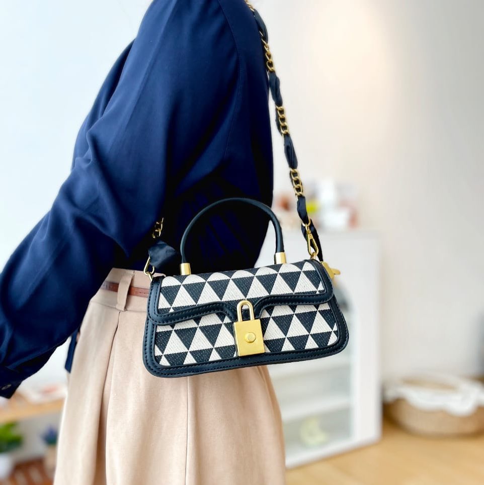 Margare91908's tweet photo. "Carrying a little piece of sunshine wherever I go. ☀️💼 #BrightenUp #HandbagEssentials" https://t.co/1qPBMowJov
