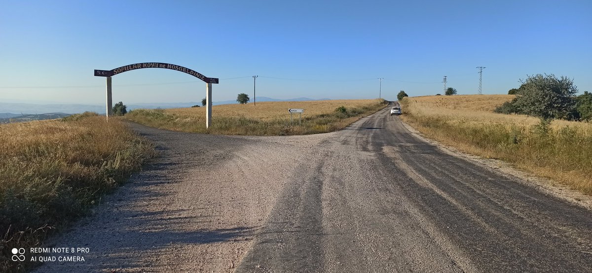 AliAkgl76305445's tweet photo. Burası Tokat'ın Zile ilçesinin iki köyünün yolu . Bir tanesi asfalt diğeri toprak yol . Adaletin olmadığı yerde aidiyet olmaz,huzur olmaz https://t.co/AtzLLbQsvH