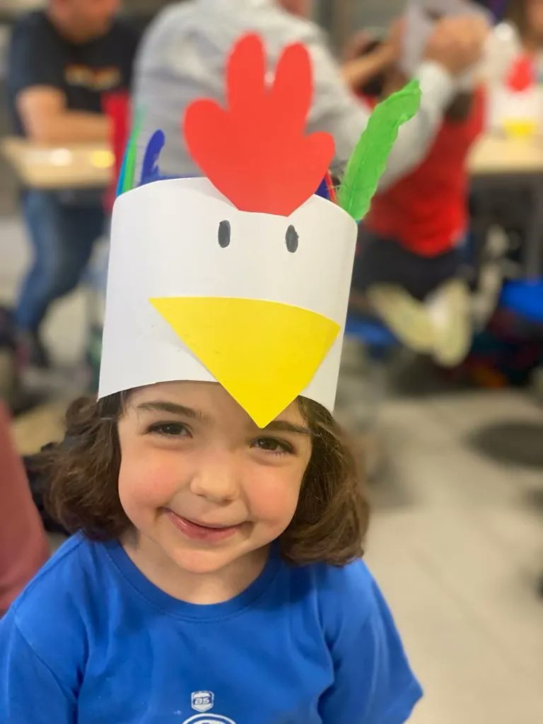 AlboradaColegio's tweet photo. Que bien se lo pasaron los alumnos de 1º de infantil en la fiesta de final de proyecto. 🐔🐓
Los papás vinieron al colegio y nos ayudaron a hacer esta corona tan bonita.
Gracias a todos los papás por vuestra ayuda ❤️.
#infantil #InfantilAlborada #proyectoinfantil https://t.co/9hDpEgHdYU