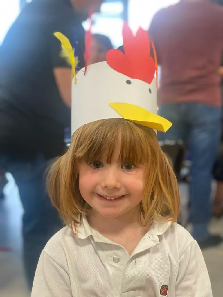 AlboradaColegio's tweet photo. Que bien se lo pasaron los alumnos de 1º de infantil en la fiesta de final de proyecto. 🐔🐓
Los papás vinieron al colegio y nos ayudaron a hacer esta corona tan bonita.
Gracias a todos los papás por vuestra ayuda ❤️.
#infantil #InfantilAlborada #proyectoinfantil https://t.co/9hDpEgHdYU