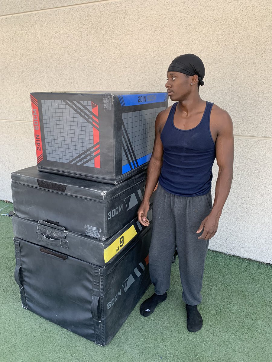 LairTyrell's tweet photo. 18 Years old ‼️
WR/OLB
Bench -315 
Squat -495
#jucoproduct https://t.co/YNWaqixgD0
