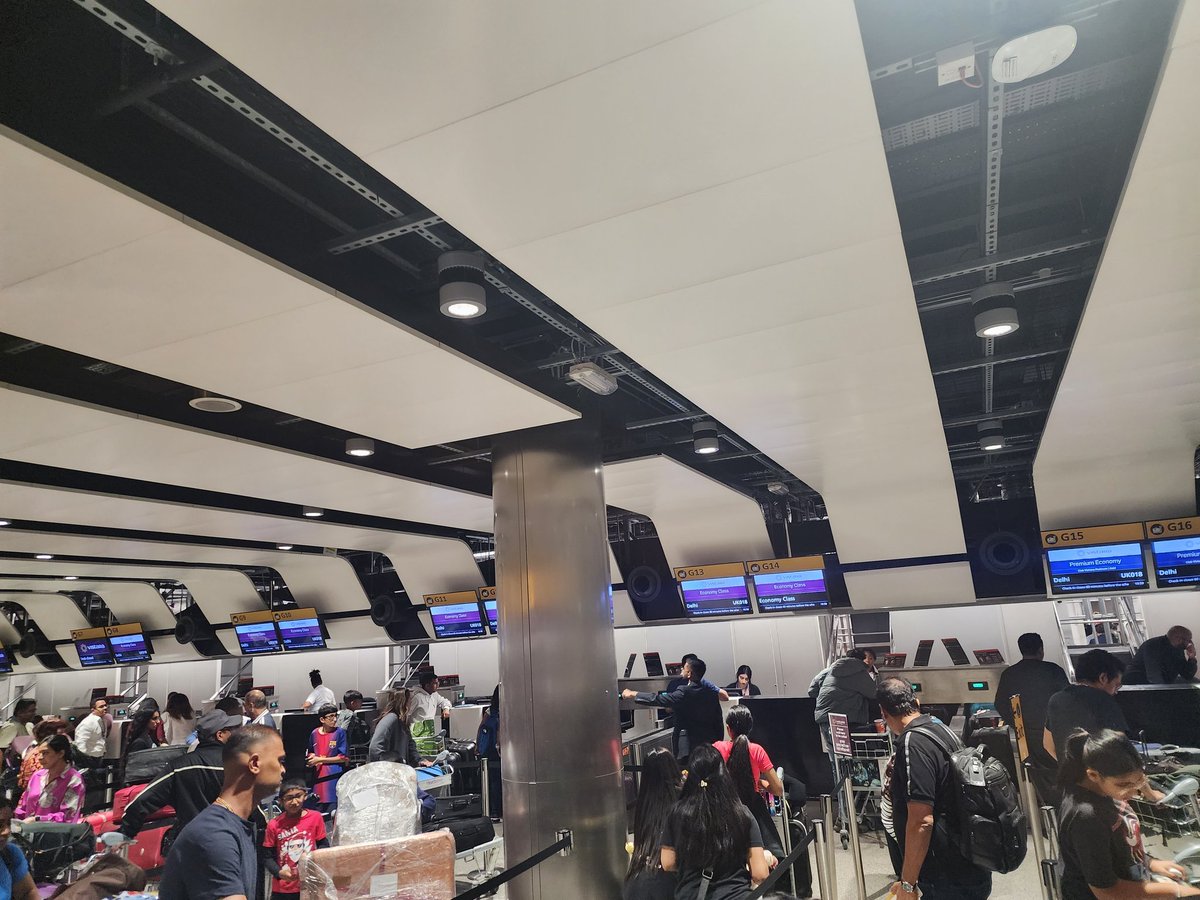 abhish18's tweet photo. So Heathrow baggage systems and check in systems are down and Terminal 3 looks like an overcrowded ISBT of the 1990s!! Travelers waiting for more than an hour!! Guess we need to build an #AirStack as a Digital Public Good!! #DPI #IndiaStack @_DigitalIndia https://t.co/8K9cle5UaK