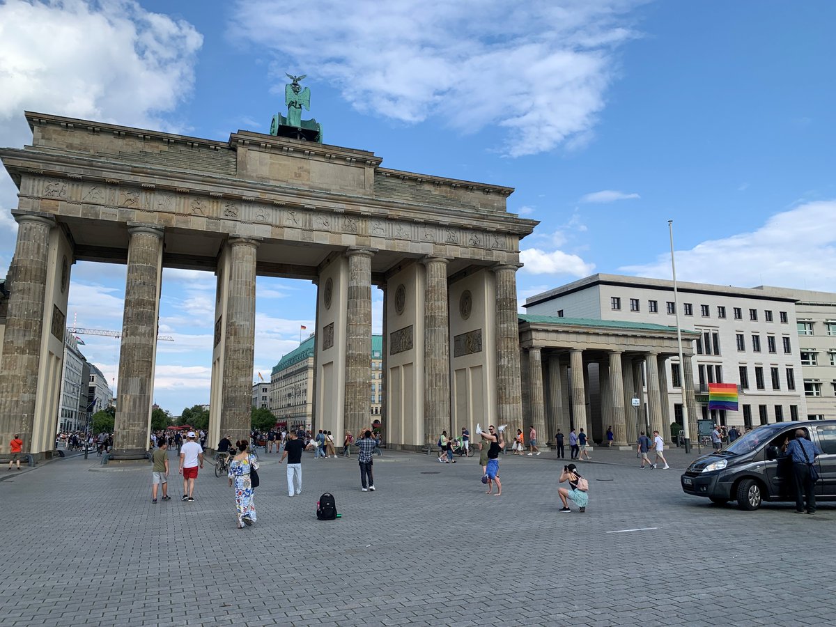 Angesichts weltweit zunehmender homophober Gewalt müssen Regierungen aktiv werden. So lautet die wichtigste Botschaft des #Pride Empfangs der US-Botschaft bei der wir heute eingeladen sind. Ein bunter Abend, u. a. mit einer Rede der Antidiskriminierungsbeauftragten Ferda Ataman.