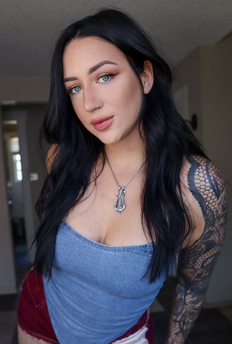 I&rsquo;ve been so focused on my body lately I forgot I have a pretty face, so have a close up 😘 https://t