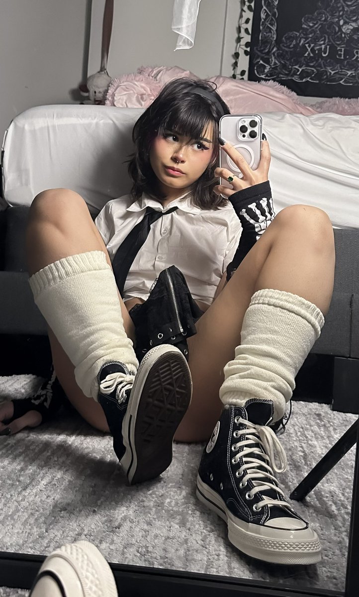 SlayzKiana's tweet photo. a girl without a dck Is like an angel without it’s wings https://t.co/iIJXFKQrhS
