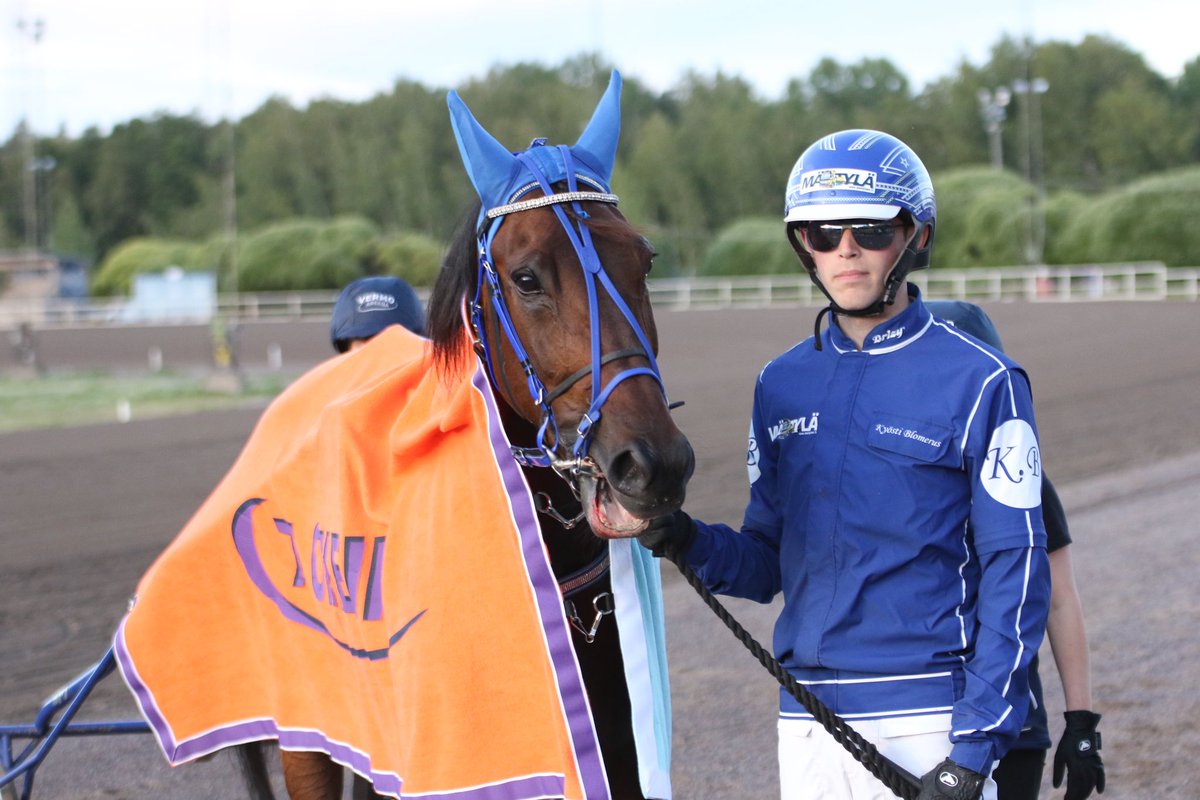 L10: <a href="/Hevosurheilu/">Hevosurheilu</a> Junioritähti lähdön voittoon puristi Kyösti Blomeruksen ajama BWT Highway Star. Ensio Mäntylä &amp; Henna Halme omistavat ja <a href="/HennaHalme/">Henna Halme</a> valmentaa ja hoitaa ruunaa. Hagalund Trotters Oy on kasvattaja, voittoaika on 15,5a, onnea koko jengille #ravit 📷<a href="/roopephoto/">Roope & Veikka</a>