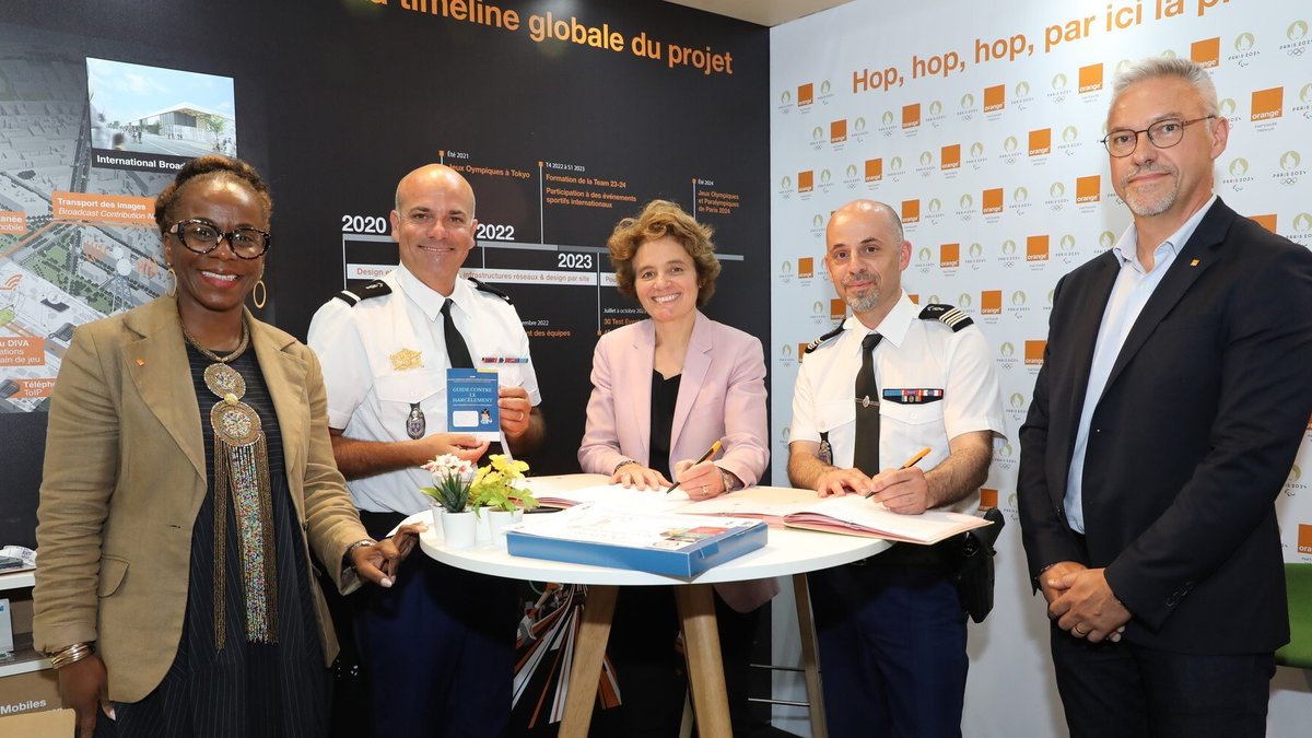 Gendarmerie_077's tweet photo. Les gendarmes de Seine-et-Marne et @OrangeIDF s'unissent pour lutter contre le cyberharcèlement.
👉Dès la rentrée, l'opérateur proposera son escape game éducatif aux classes dans lesquelles notre maison de protection des familles intervient... Et c'est gratuit pour nos écoles. https://t.co/8Up3nEn3ni