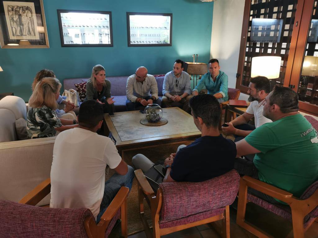 jucilceuta's tweet photo. Reunión con @vox_es y @Jorgebuxade de sindicatos de @policia, destacando a @JupolNacional y @jucilceuta como unico representante de @guardiacivil. 
Para hacerle saber nuestras peticiones
#EquiparacionYa
#JubilacionDignaYa
#jucil6x6ya
Y si no cumplen #NoEquiparacionNoVoto https://t.co/p02hECPZei