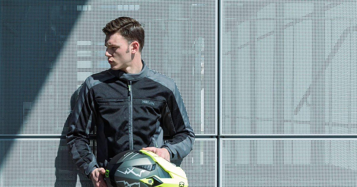 hevik_style's tweet photo. 🇮🇹 Guida in sicurezza, mantieniti fresco e dai il via alla stagione dei viaggi estivi! 🌞🏍️✨

🇬🇧 Ride safe, stay cool, and let the summer riding season begin! 🌞🏍️✨

#ridelight #hevik #ridemore #citylife #urbanstyle #motorcyclecommute #urbanrider #italianstyle #urbanjungle https://t.co/kBFQY4NZRR