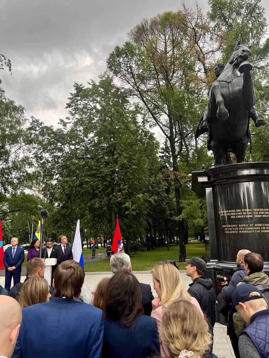 NicolasMaduro's tweet photo. ¡El Libertador Simón Bolívar cabalga en Moscú, en conmemoración de los 240 años de su natalicio! A través de una magnífica obra del escultor venezolano Jesús Manuel Suescún Quintero. Nos llena de profundo orgullo que el ideal y el ejemplo de Bolívar se haga presente para la juventud y el pueblo de Rusia.