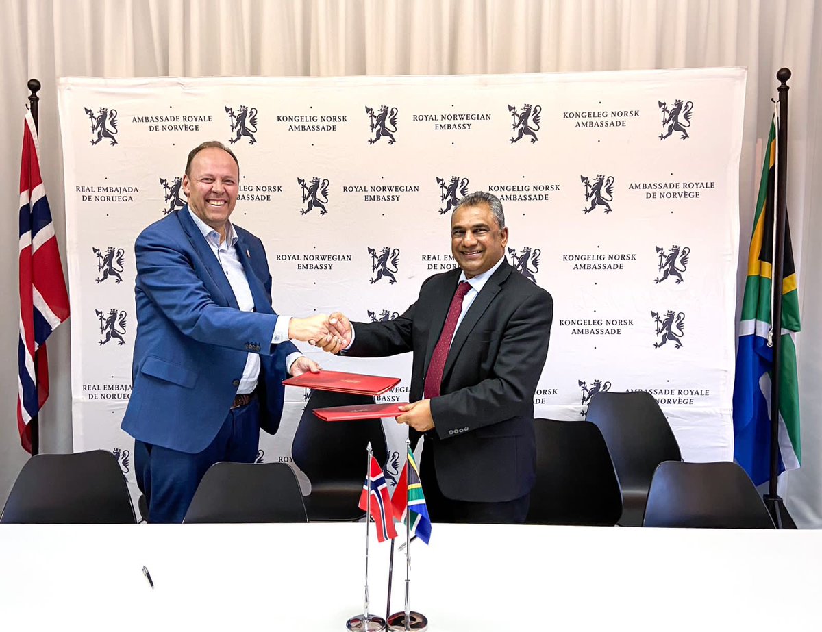 Since the early 90s, Norway has supported <a href="/ACCORD_online/">ACCORD</a> . They are a «do-tank» helping building peace and increased African agency. Very happy to sign a new agreement with Vasu Gounden. Great discussions on the security challenges on the continent and geopolitics 🌍🇿🇦🇺🇳🇳🇴