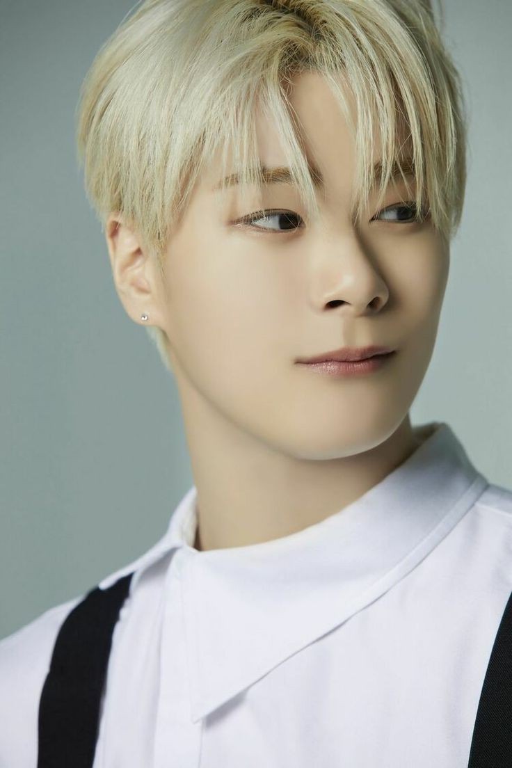 emlau6's tweet photo. A veces, el corazón necesita tiempo para aceptar lo que tu mente ya sabe. 🌙✨⏳💜 

#astrokpop #MOONBIN https://t.co/jG3a9DlaFq