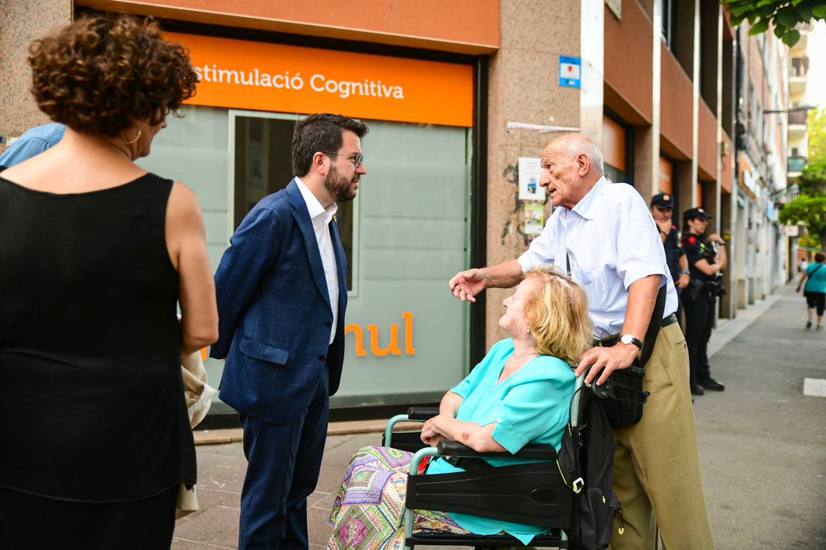 esquerraLH's tweet photo. Amb el president @perearagones i la candidata @PilarVallugera, amb @jaumegraells i @silviacasola, hem passejat i visitat diferents comerços al barri de #SantaEulàlia

Ho hem demostrat al @govern i a Madrid: hi anem a ser útils, a defensar el país i la seva gent #DefensaCatalunya https://t.co/RiPKvn0f9X