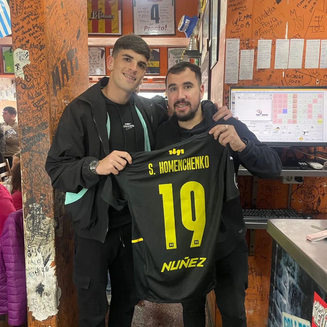 candela_express's tweet photo. Ayer nos visitó y nos dejó su camiseta firmada un Campeón del Mundo!! Santiago Homenhenko!!! Gracias campeón!!! https://t.co/Rz86l58ZdX