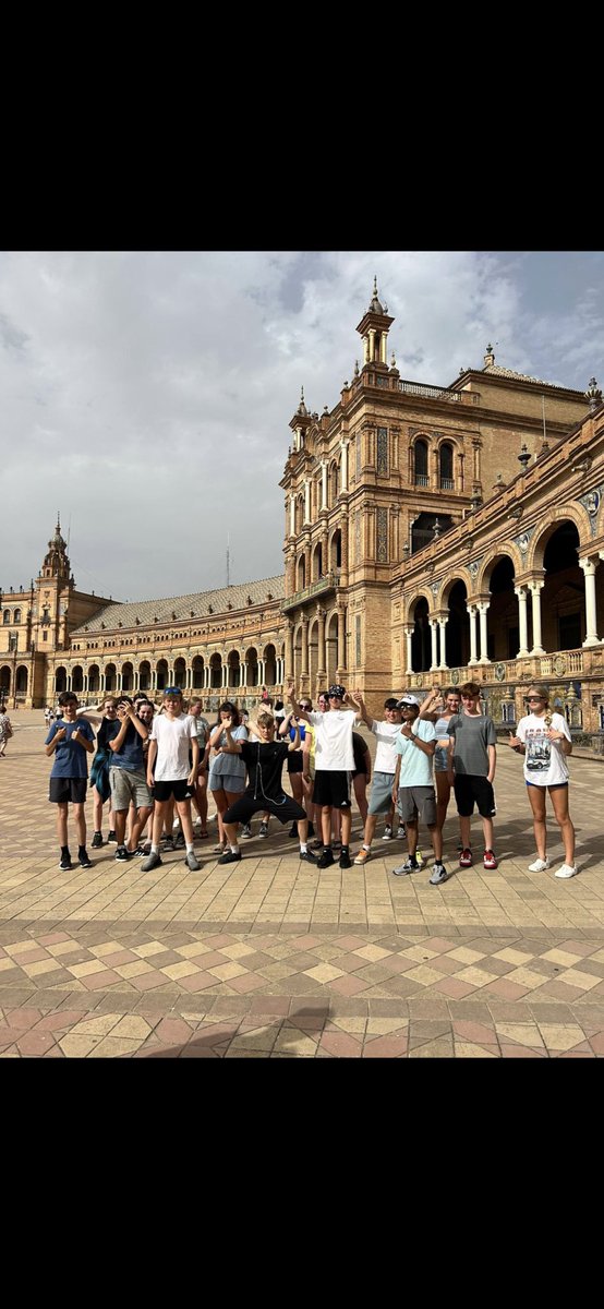 MFLNWHS1's tweet photo. La plaza de España 🇪🇸☀️#nwhsenEspaña https://t.co/C2XVhSu82t
