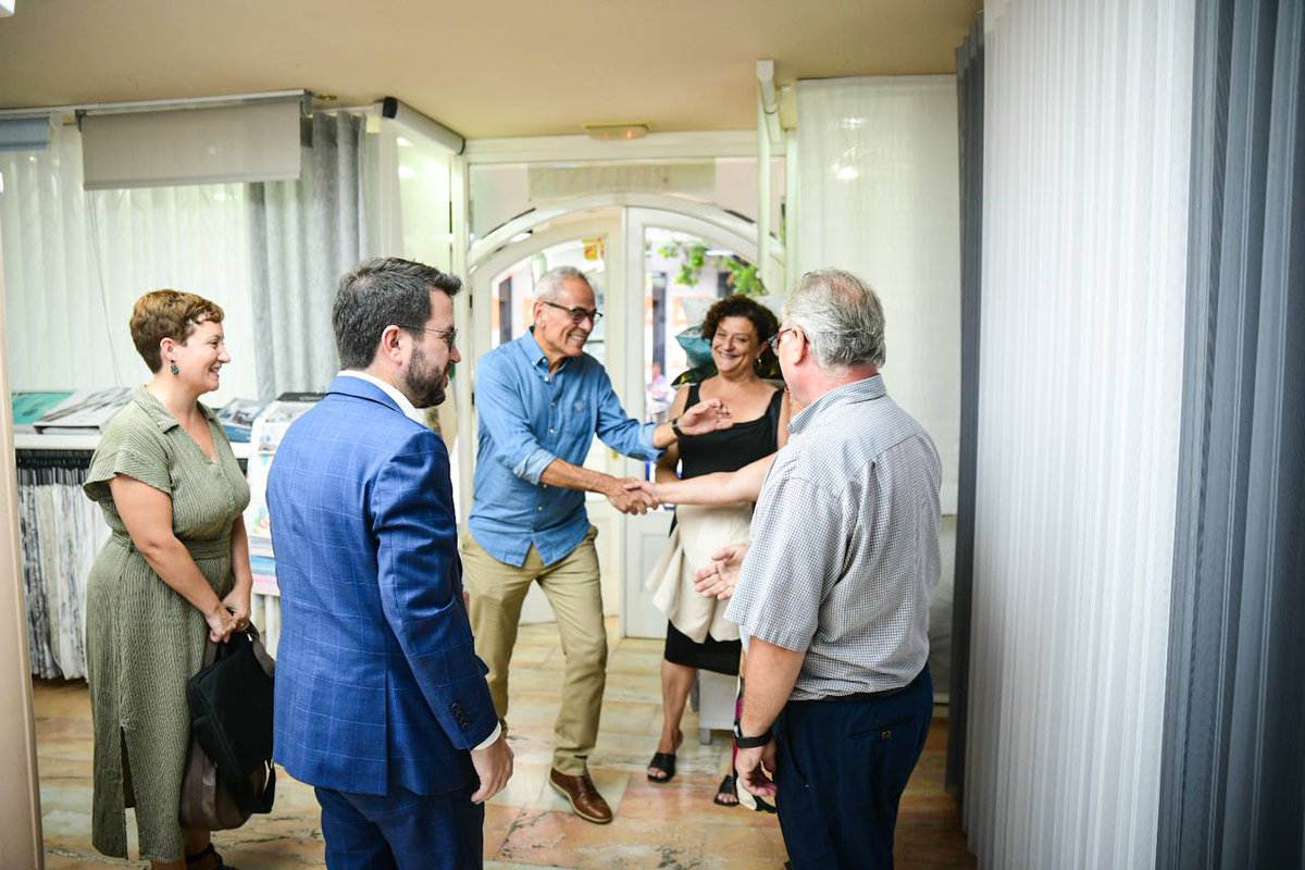 esquerraLH's tweet photo. Amb el president @perearagones i la candidata @PilarVallugera, amb @jaumegraells i @silviacasola, hem passejat i visitat diferents comerços al barri de #SantaEulàlia

Ho hem demostrat al @govern i a Madrid: hi anem a ser útils, a defensar el país i la seva gent #DefensaCatalunya https://t.co/RiPKvn0f9X