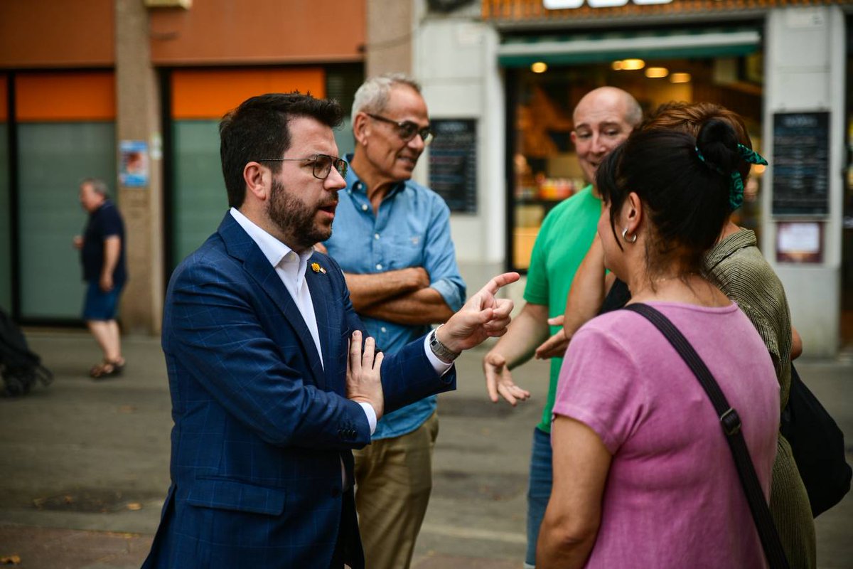 esquerraLH's tweet photo. Amb el president @perearagones i la candidata @PilarVallugera, amb @jaumegraells i @silviacasola, hem passejat i visitat diferents comerços al barri de #SantaEulàlia

Ho hem demostrat al @govern i a Madrid: hi anem a ser útils, a defensar el país i la seva gent #DefensaCatalunya https://t.co/RiPKvn0f9X