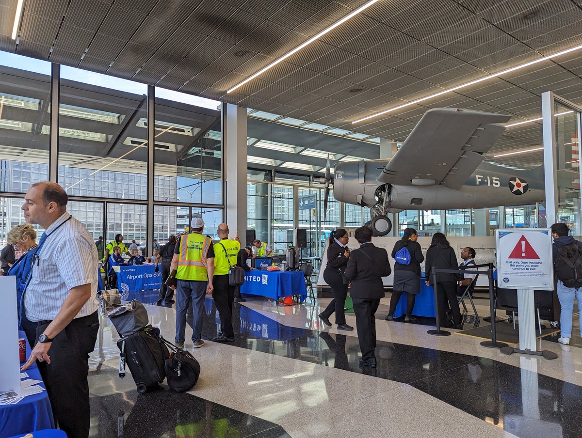 AOSafetyUAL's tweet image. We have O&apos;Hare above-the-wing #safetyfair going today at terminal 2! If you have a minute, come check us out! There are giveaways, #WhyIWorkSafe badges, music, popcorn 🍿 and a mini golf station?! @OrdSafetyUnited  #nosmallrolesinsafety