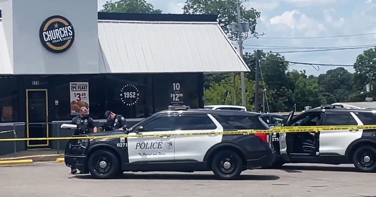 USACarry's tweet image. Man w/ Knife Attacks Ex at Traffic Light, Armed Friend Shoots Him in the Face

I bet he wasn't expecting her friend to have a gun when he decided to approach her with a knife. Just let this be a reminder of the 21-foot rule.

usacarry.com/man-knife-atta…

#USACarry #DGU #LetsTalkDGU