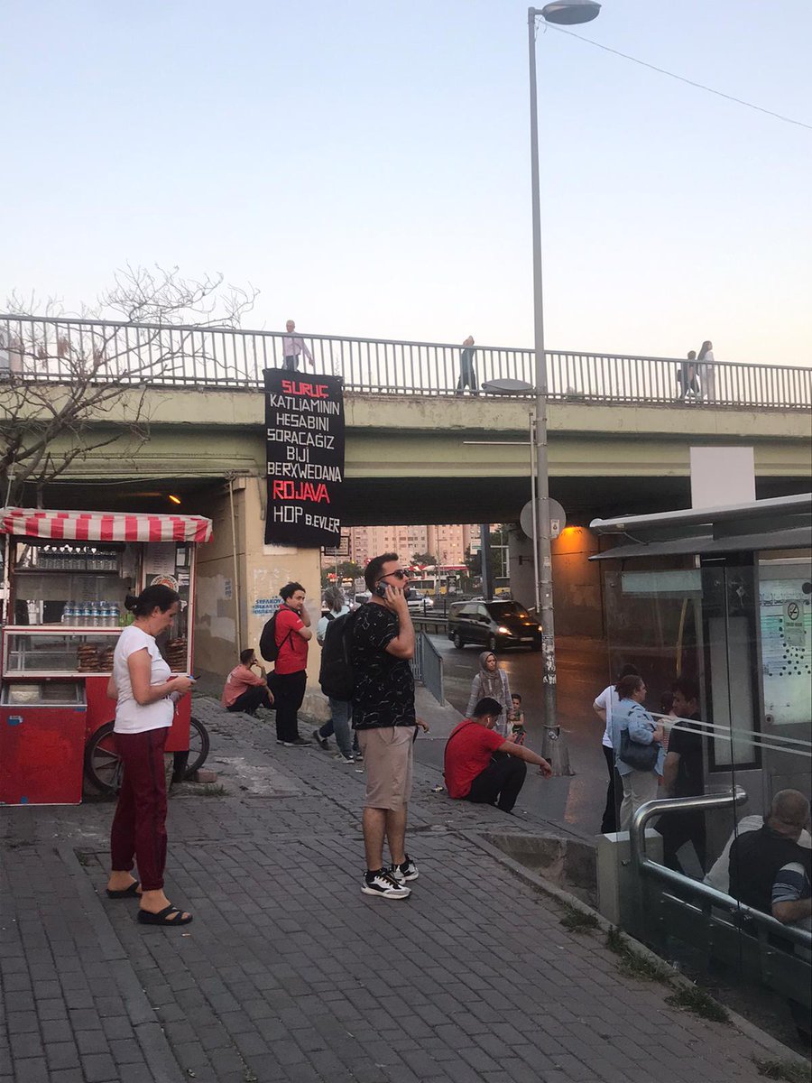 IŞİD’in barbarlığına karşı kardeşlik köprüsünü kurmak için yola çıkan 33 düş yolcusuna ve Kuzey ve Doğu Suriye’de 11 yıl önce IŞİD vahşetine ve barbarlığına karşı insanlık değerleri için mücadele edenlere selam olsun    
#Suruc8Yıl #RojavaDevrimi11Yıl