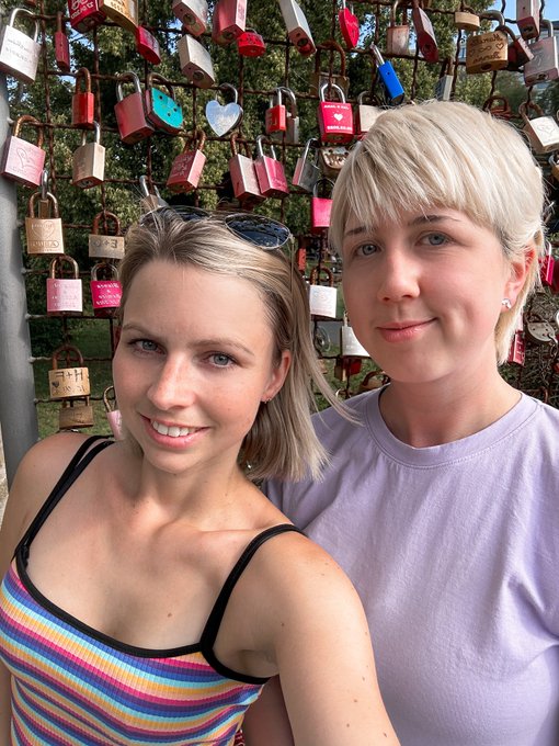 🫶 🌈 Die letzten Wochen ist viel passiert in meinem Leben. Wir leben f&uuml;r die Liebe, Vertrauen und Freiheit<a href="/tag/love"class="tags"><span>#love</span></a><a href="/tag/courage"class="tags"><span>#courage</span></a><a href="/tag/happy"class="tags"><span>#happy</span></a><a href="/tag/trust"class="tags"><span>#trust</span></a><a href="/tag/girlfriend"class="tags"><span>#girlfriend</span></a><a href="/tag/pride"class="tags"><span>#pride</span></a>