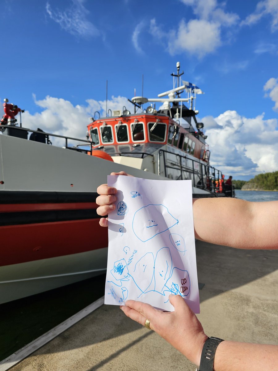 Yksi parhaista asioista tässä harrastuksessa on toisten auttaminen ja siitä saatu palaute. Tämän upean piirustuksen meille pitkän hinauksen aikana taiteillut asiakasperheen pienin taisi ainakin olla tyytyväinen!

#saaristomeri #sarjennywihuri #meripelastus <a href="/SARFinland/">Suomen Meripelastusseura</a>